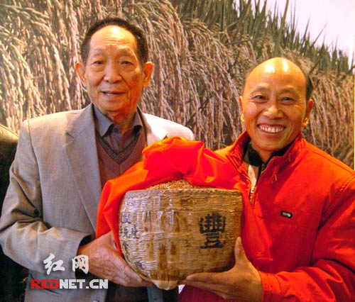 一只精彩的《豐收籮》,將兩位老人的心緊緊連在了一起。