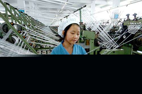 11月29日,工人在福建潯興拉鏈科技股份有限公司生產(chǎn)車間工作。 近年來,福建省晉江市充分發(fā)揮沿海區(qū)域優(yōu)勢,大力發(fā)展民營經(jīng)濟。晉江市現(xiàn)有一般納稅人資格企業(yè)11953家,個體工商戶12936家,形成了以紡織服裝、制鞋、陶瓷石材、食品、輕工玩具等五大傳統(tǒng)產(chǎn)業(yè)和車輛機械、精細化工、生物制藥、紙制品、新型材料業(yè)等五大新興產(chǎn)業(yè),2007年前三個季度,全市完成生產(chǎn)總值413.52億元,同比增長15.5%,財政總收入44.69億元,同比增長25.9%。