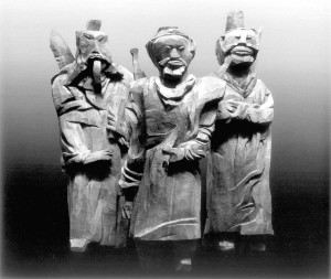 陳鋼的作品《三兄弟》,用木頭做材質(zhì),造型奇趣,富有意味