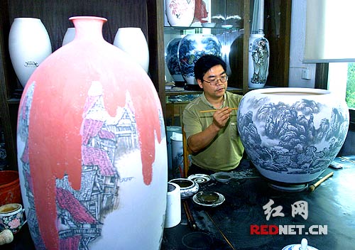 這位醴陵醴泉窯的工藝師說,描繪這樣一只釉下彩瓷瓶要花一個(gè)星期。