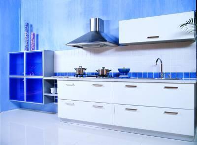 海洋風(fēng)格并不需要過多渲染,一抹色彩和一些點(diǎn)綴就能讓廚房里的燥熱迅速降溫。供圖/百滋