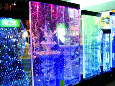 透明的波浪形隔斷能帶給居室海洋般的感受。