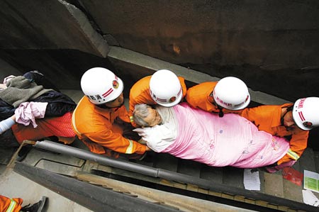 消防隊(duì)員余震中救出九旬老人(圖)