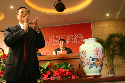 北京奧組委秘書行政部副部長(zhǎng)林向義為限量版花瓶揭幕