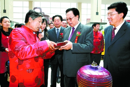 11月7日上午,省委書記、省人大常委會(huì)主任徐光春在禹州市舉辦的陶瓷作品展上,興致勃勃地與陶瓷藝術(shù)家一起探討鈞瓷用釉之道,并勉勵(lì)他不斷創(chuàng)新,為繁榮鈞瓷文化作出新貢獻(xiàn)。記者 陳偉 攝