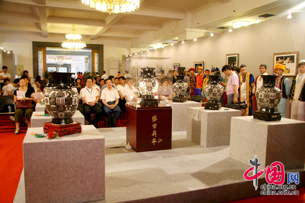 2009年8月8日盛世昇平獻(xiàn)禮國瓷首發(fā)式在北京民族文化宮舉行,圖為盛世昇平刻花瓷。 中國網(wǎng) 楊愛博/攝影