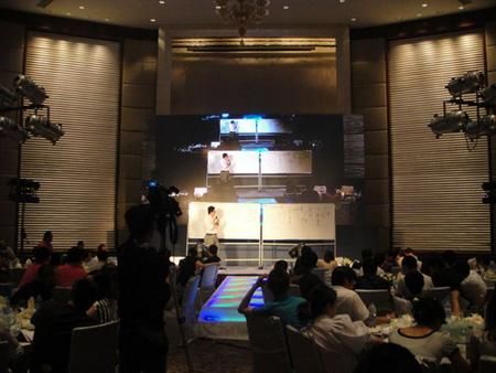 圖為國際著名玄學大師趙丹青老師在現(xiàn)場演講 圖為國際著名玄學大師趙丹青老師在現(xiàn)場演講
