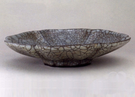 哥窯的神秘在于它的“金絲鐵線”。 哥窯的神秘在于它的“金絲鐵線”。