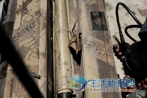 這些貼有“故宮保管委員會”的盒子及內(nèi)裝字畫為83歲的原昆鐵干部李大爺所有。是否真品,有待鑒定 本報記者 董玖永 攝