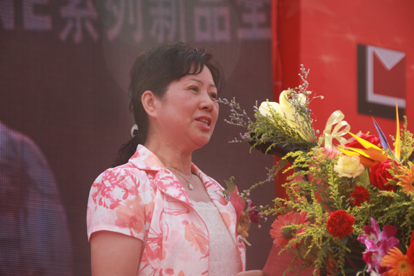 新明珠陶瓷集團副總裁彭新峰發(fā)表致辭 新明珠陶瓷集團副總裁彭新峰發(fā)表致辭