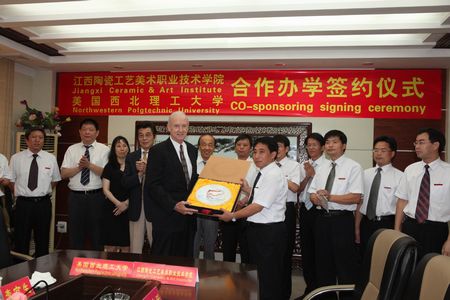江西陶瓷工藝美術(shù)職院與美國高校簽訂合辦協(xié)議"