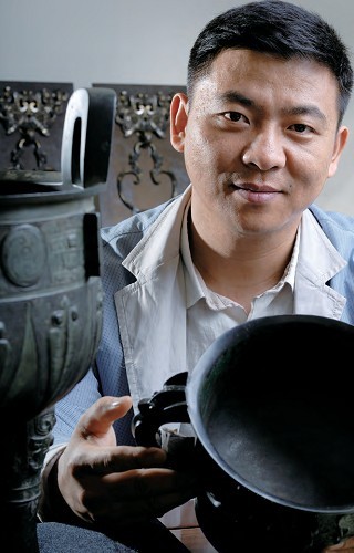 虞堅(jiān)認(rèn)為鑒賞青銅器就如同進(jìn)行了一次暢快的精神按摩。 虞堅(jiān)認(rèn)為鑒賞青銅器就如同進(jìn)行了一次暢快的精神按摩。