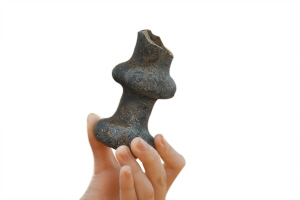 考古中發(fā)掘的定安明代縣衙的燭臺(tái)器物。