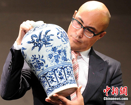 香港蘇富比將于10月5日舉行中國(guó)瓷器及工藝品秋季拍賣,是次拍賣將呈現(xiàn)一件明朝御瓷絕品,為明永樂 青花如意垂肩折枝花果紋梅瓶,市場(chǎng)估價(jià)8千萬至1.2億港元。中新社發(fā) 譚達(dá)明 攝