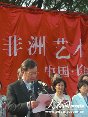 圖為坦桑尼亞著名華僑華人領袖、非洲文化學者李松山發(fā)表致詞。人民網(wǎng)記者王南攝