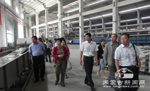 自治區(qū)中小企業(yè)局組織參加中博會(huì)部分盟市中小企業(yè)局及企業(yè)代表參觀廣東興輝陶瓷仿古分廠深加工車間。