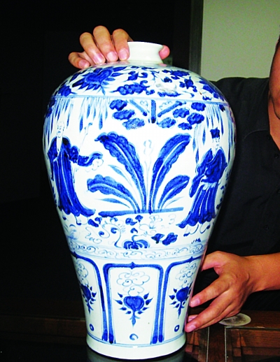 馬先生展示家傳元代夜光梅瓶。 馬先生展示家傳元代夜光梅瓶。