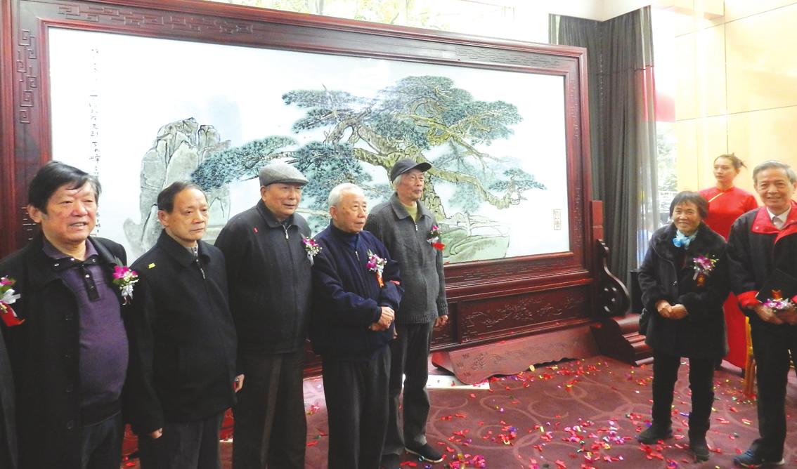 瓷壇泰斗王錫良九旬高齡再攀藝術(shù)高峰 從藝八十余載最大單體瓷板畫《瓷上蒼然寫古松》問世