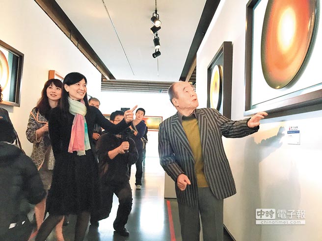 王修功臺灣陶藝拓荒者 多彩釉作品釉彩幻千 超越古代三彩釉面變化乃帶領(lǐng)藝術(shù)陶瓷跳出仿古、走向現(xiàn)代化的重要推手 王修功臺灣陶藝拓荒者 多彩釉作品釉彩幻千 超越古代三彩釉面變化乃帶領(lǐng)藝術(shù)陶瓷跳出仿古、走向現(xiàn)代化的重要推手