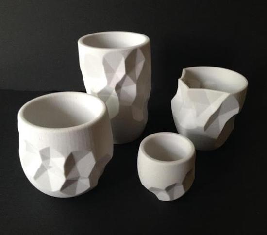 美女學(xué)生利用3D打印技術(shù)制作精美陶瓷器