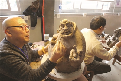 12月7日,申報(bào)第三屆中國陶瓷藝術(shù)大師評(píng)選者在江蘇宜興參加實(shí)際操作考核。