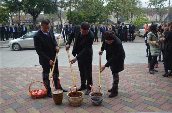 廣東昊晟陶瓷有限公司營銷總經理翁文平(左一)廣東昊晟陶瓷有限公司產品拓展部經理關宗傳(中)廣東昊晟陶瓷有限公司財務部經理羅燕清(右一)