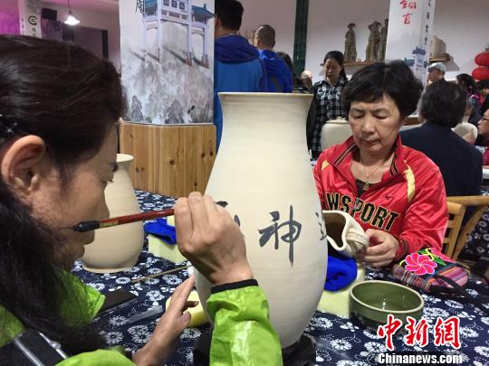 “創(chuàng)作陶瓷收藏壺”活動現(xiàn)場。 李俊杰 攝