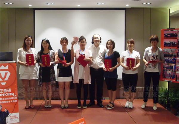 獅王企業(yè)市場(chǎng)總監(jiān)宋總為第三名小組頒發(fā)獎(jiǎng)金和證書