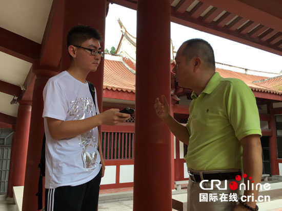 晉江市文物保護(hù)中心、晉江博物館館長吳金鵬接受記者采訪
