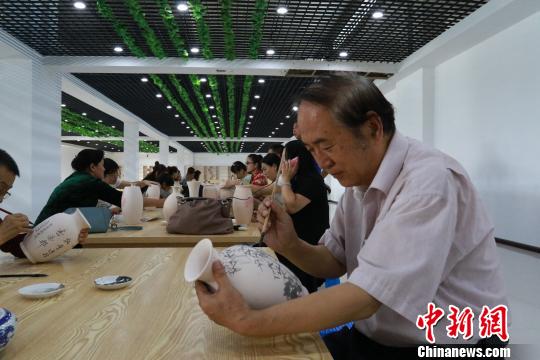 國內(nèi)外陶瓷書畫藝術(shù)愛好者、創(chuàng)業(yè)者等200余人參加開幕當(dāng)日活動 沈殿成 攝 國內(nèi)外陶瓷書畫藝術(shù)愛好者、創(chuàng)業(yè)者等200余人參加開幕當(dāng)日活動 沈殿成 攝