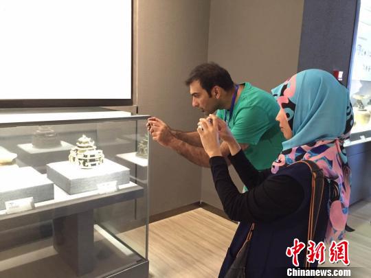 在景德鎮(zhèn)中國陶瓷博物館,不少留學(xué)生對極具中國歷史文化特色、精美細致的陶瓷贊嘆不已,深感中國高超的制瓷技藝!蛆i泉 攝