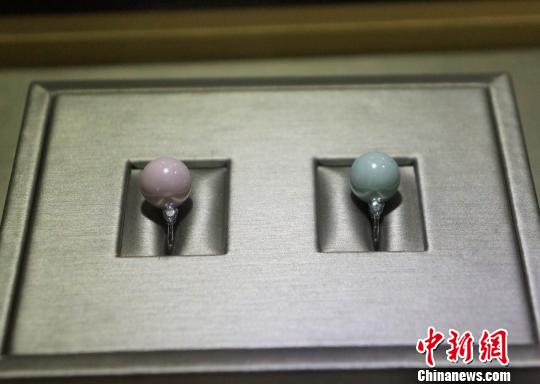 企業(yè)展示的陶瓷珠寶戒指!⊥蹶魂 攝