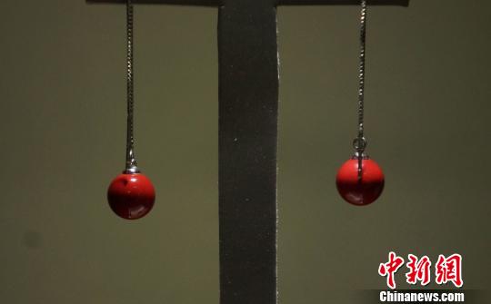企業(yè)展示的陶瓷珠寶,光澤誘人,異常精美!⊥蹶魂 攝