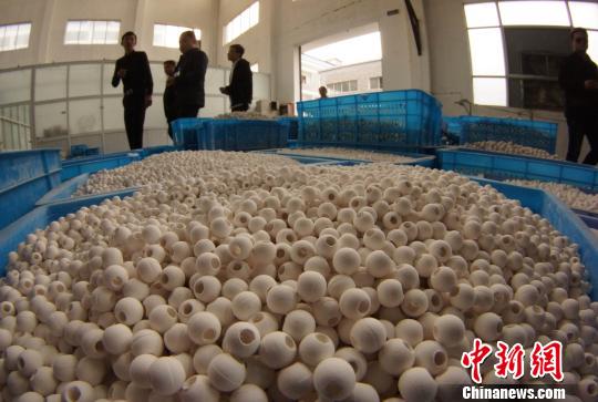 企業(yè)負(fù)責(zé)人稱,以陶瓷廢渣制作陶瓷珠寶,歷經(jīng)十年技術(shù)攻關(guān),變廢物為珠寶,節(jié)約了原料資源,并可實(shí)現(xiàn)反復(fù)循環(huán)利用!⊥蹶魂 攝