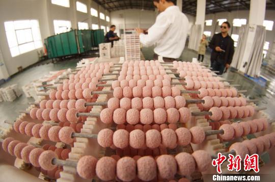 工人正在批量生產(chǎn)陶瓷珠寶!⊥蹶魂 攝