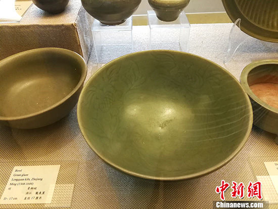 在馬尼拉華裔文化展示中心,莊家兄妹捐展的“莊萬(wàn)里陶瓷館”內(nèi),幾十尊中國(guó)宋元明清精美陶瓷,依舊閃著柔光。 關(guān)向東 攝 在馬尼拉華裔文化展示中心,莊家兄妹捐展的“莊萬(wàn)里陶瓷館”內(nèi),幾十尊中國(guó)宋元明清精美陶瓷,依舊閃著柔光。 關(guān)向東 攝