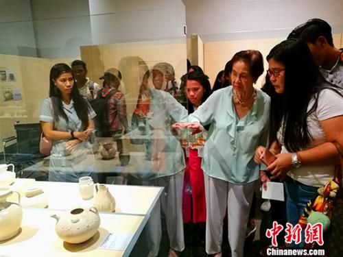 9月30日,莊良有在“在菲律賓發(fā)現(xiàn)的宋元福建陶瓷展”結(jié)束前一日,為參訪的數(shù)十位菲律賓高中生講解中國(guó)陶瓷。 關(guān)向東 攝 9月30日,莊良有在“在菲律賓發(fā)現(xiàn)的宋元福建陶瓷展”結(jié)束前一日,為參訪的數(shù)十位菲律賓高中生講解中國(guó)陶瓷。 關(guān)向東 攝