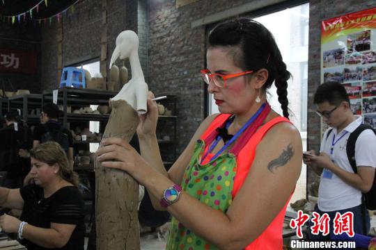 土耳其的一位陶藝家現(xiàn)場制作藝術(shù)品!≡鴿 攝 土耳其的一位陶藝家現(xiàn)場制作藝術(shù)品!≡鴿 攝