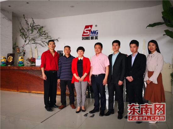 合影。圖為美國福建公所副主席林文(左一)、鄭國章(右三),順美集團公司總經(jīng)理、德國華人華僑聯(lián)合會副主席鄭鵬飛(左四),德化縣文化體育新聞出版局主任科員陳金殿(左二),福建日報社東南網(wǎng)海外部主任兼美國站站長王艷玲(左三)。 合影。圖為美國福建公所副主席林文(左一)、鄭國章(右三),順美集團公司總經(jīng)理、德國華人華僑聯(lián)合會副主席鄭鵬飛(左四),德化縣文化體育新聞出版局主任科員陳金殿(左二),福建日報社東南網(wǎng)海外部主任兼美國站站長王艷玲(左三)。